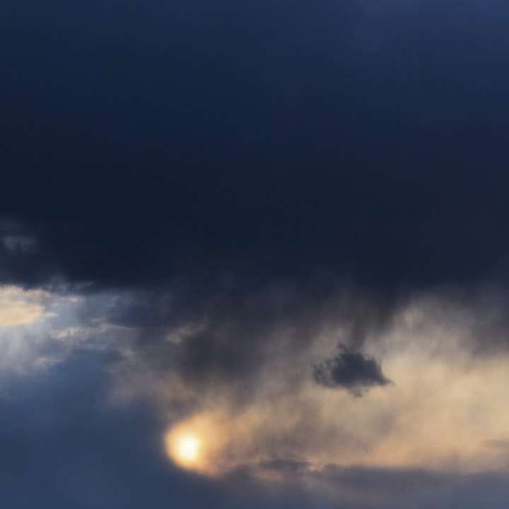 μπλε του ουρανού με άσπρα σύννεφα κατά τη διάρκεια της νύχτας online παζλ