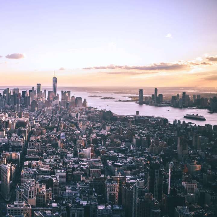 panorama města u moře během dne posuvné puzzle online