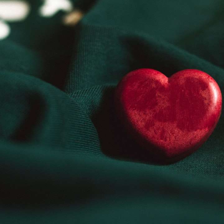 ornament de inimă roșie pe textil verde alunecare puzzle online