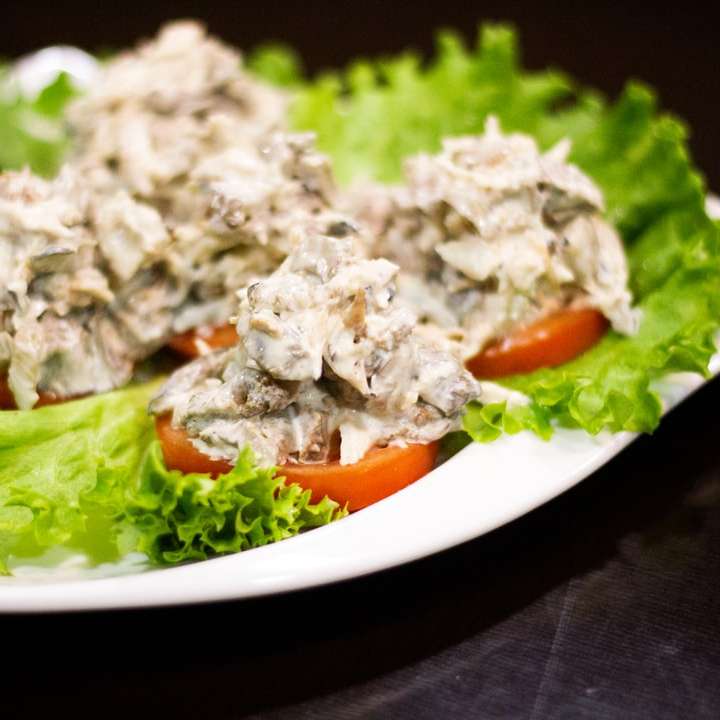salada de legumes em prato de cerâmica branca puzzle online