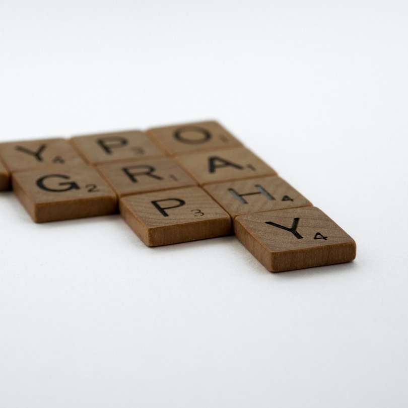 Bloques de madera marrón sobre superficie blanca puzzle deslizante online