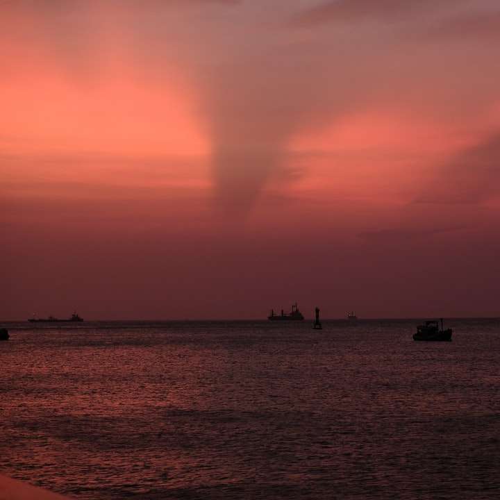 silhuett av människor på stranden under solnedgången glidande pussel online
