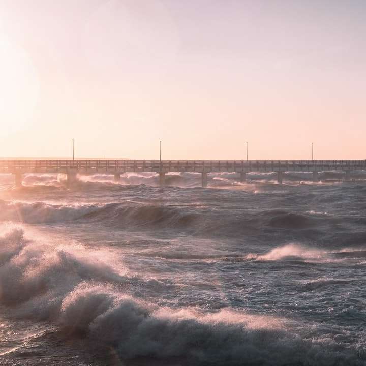 vagues de la mer se brisant sur le rivage pendant la journée puzzle coulissant en ligne