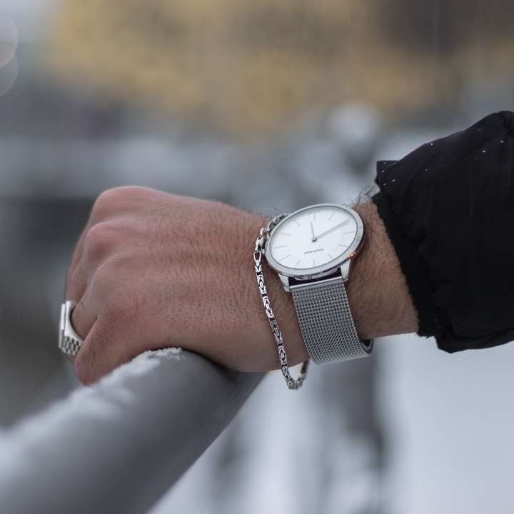 osoba nosząca srebrny okrągły zegarek analogowy puzzle przesuwne online