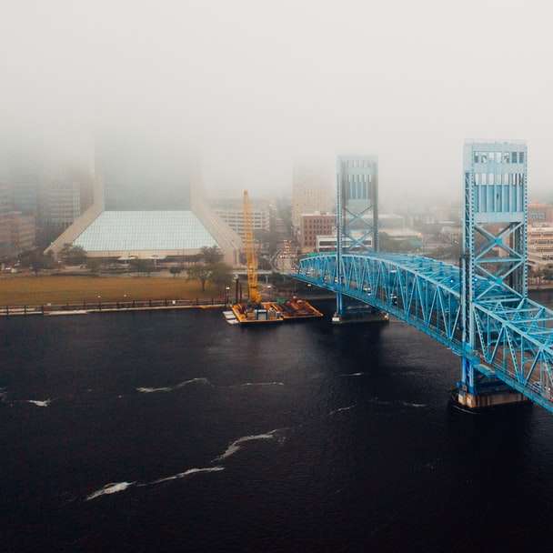 šedý most přes řeku během dne posuvné puzzle online