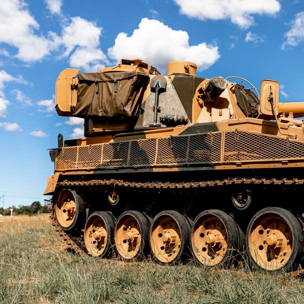 бойовий танк під блакитним небом вдень онлайн пазл