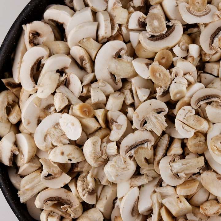 vita och bruna svampar på svart bakgrund Pussel online