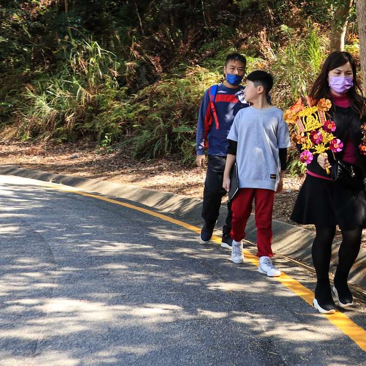 3 mujeres de pie en la carretera durante el día. puzzle deslizante online