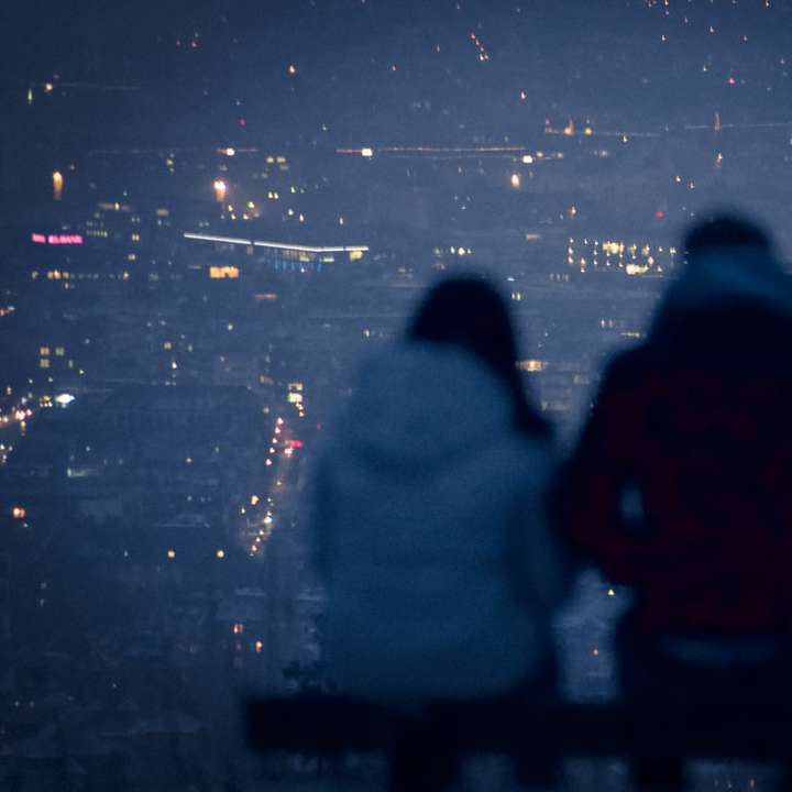 férfi és nő ül a padon éjszaka online puzzle