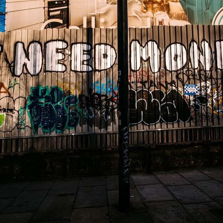 μαύρο μεταλλικό φράχτη με γκράφιτι online παζλ