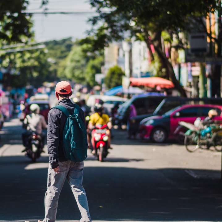 άντρας με μαύρο σακάκι και γκρι παντελόνι περπάτημα στο δρόμο συρόμενο παζλ online