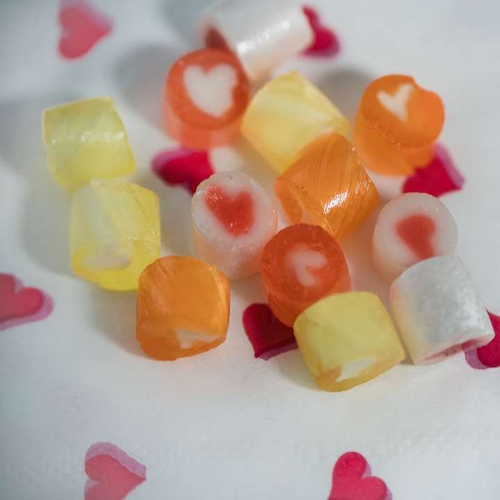 bonbons jaunes blancs et rouges puzzle en ligne