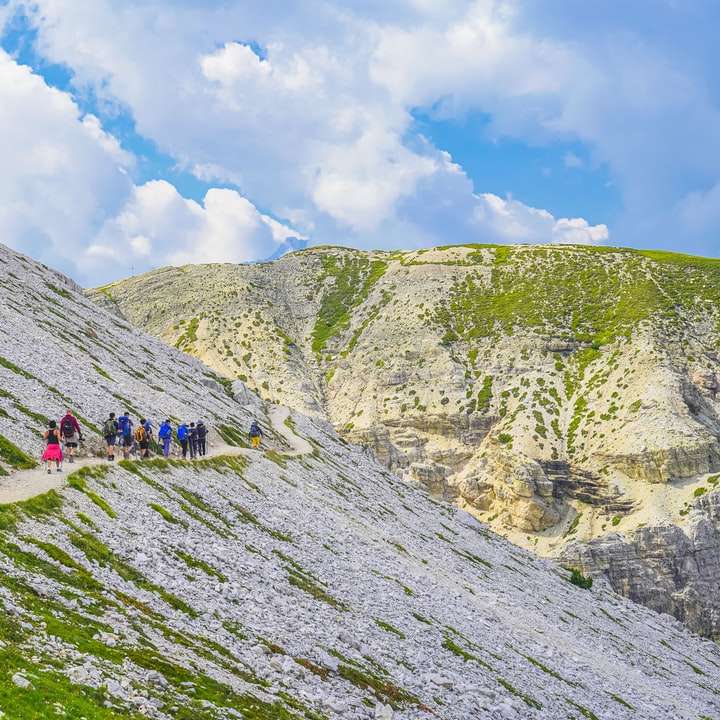 άνθρωποι που περπατούν στο βουνό κάτω από το γαλάζιο του ουρανού κατά τη διάρκεια της ημέρας online παζλ