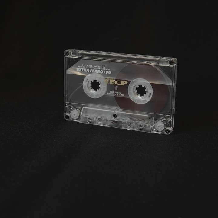svart kassettband på svart textil Pussel online