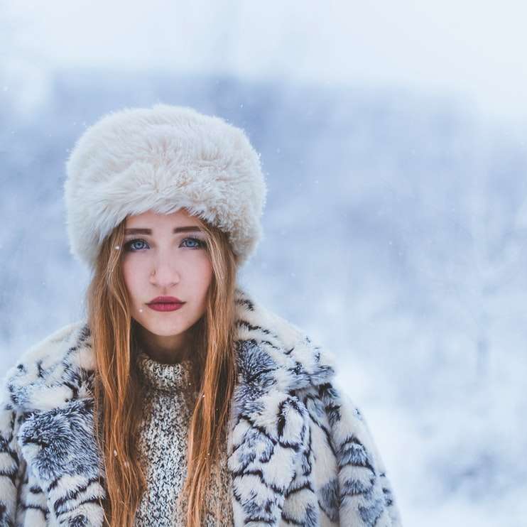 白い毛皮のコートと白い毛皮の帽子の女性 オンラインパズル