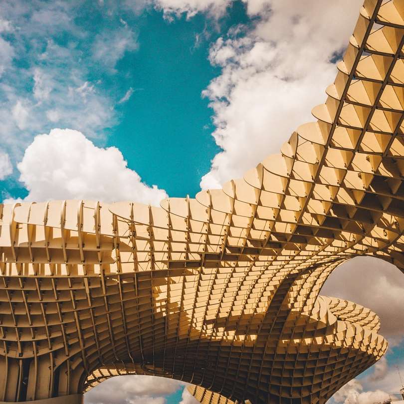 brązowy betonowy budynek pod błękitne niebo w ciągu dnia puzzle przesuwne online