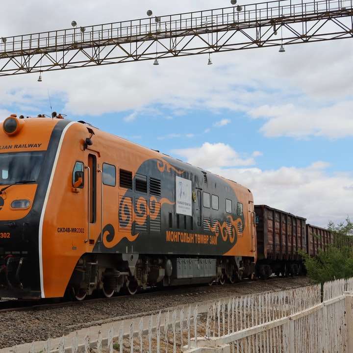 sárga és fekete vonat a vasúti síneken nappal csúszó puzzle online