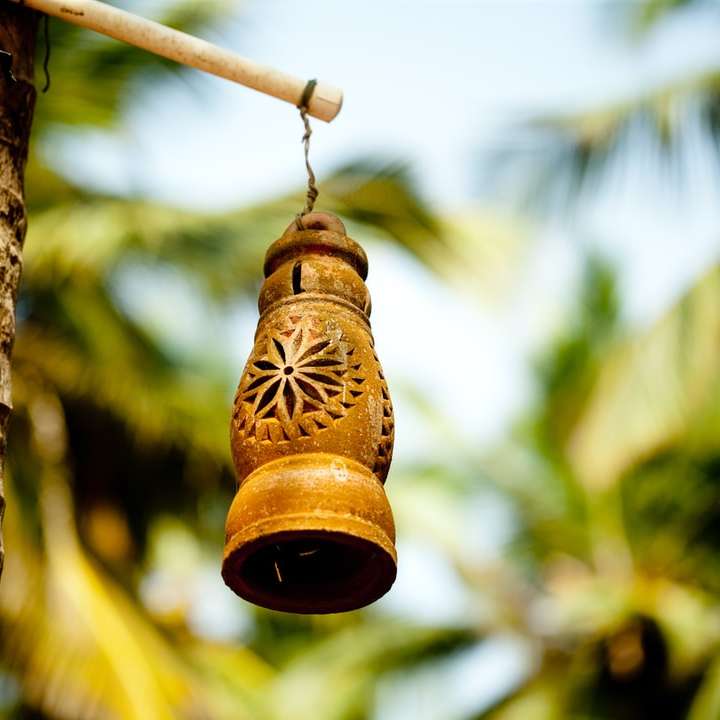 кафява камбана, окачена на кафява дървена пръчка онлайн пъзел