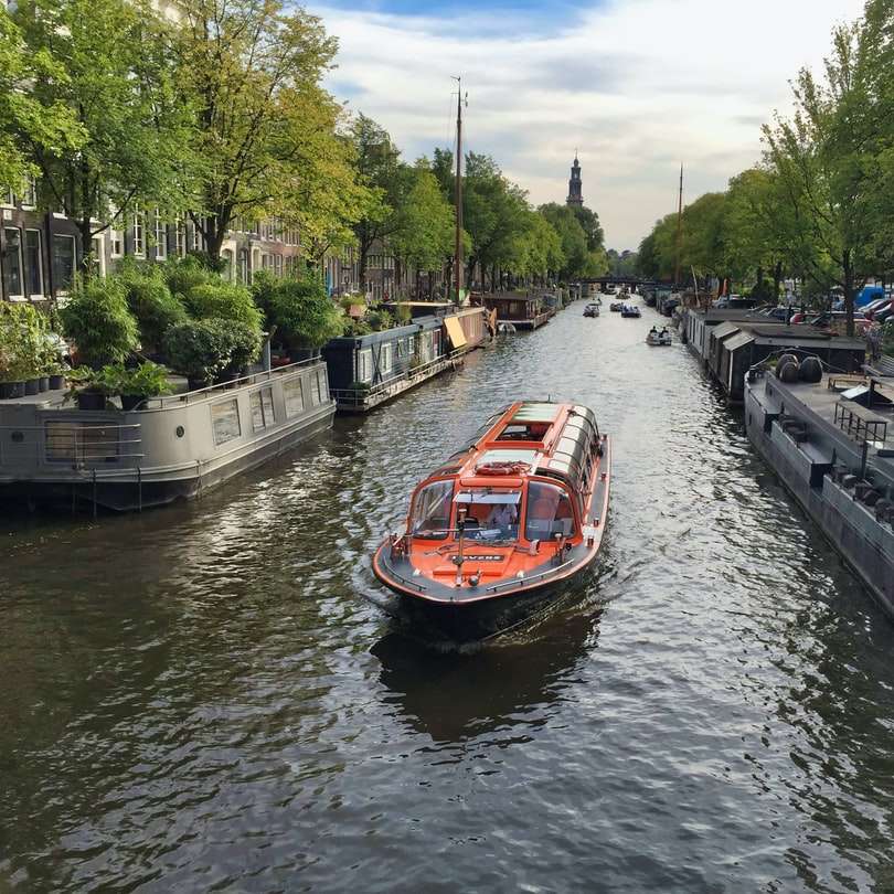 czerwono-biała łódź na rzece w ciągu dnia puzzle przesuwne online