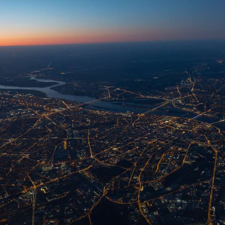 夜間の街の空撮 オンラインパズル