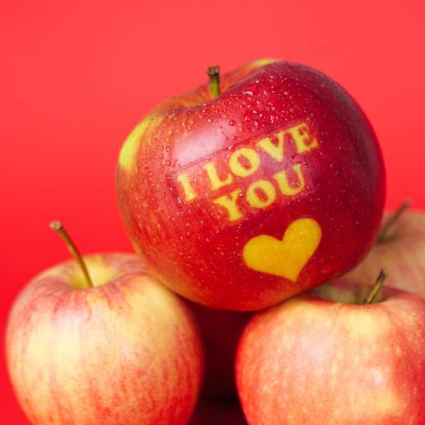 röda och gula äpplen på rosa yta glidande pussel online