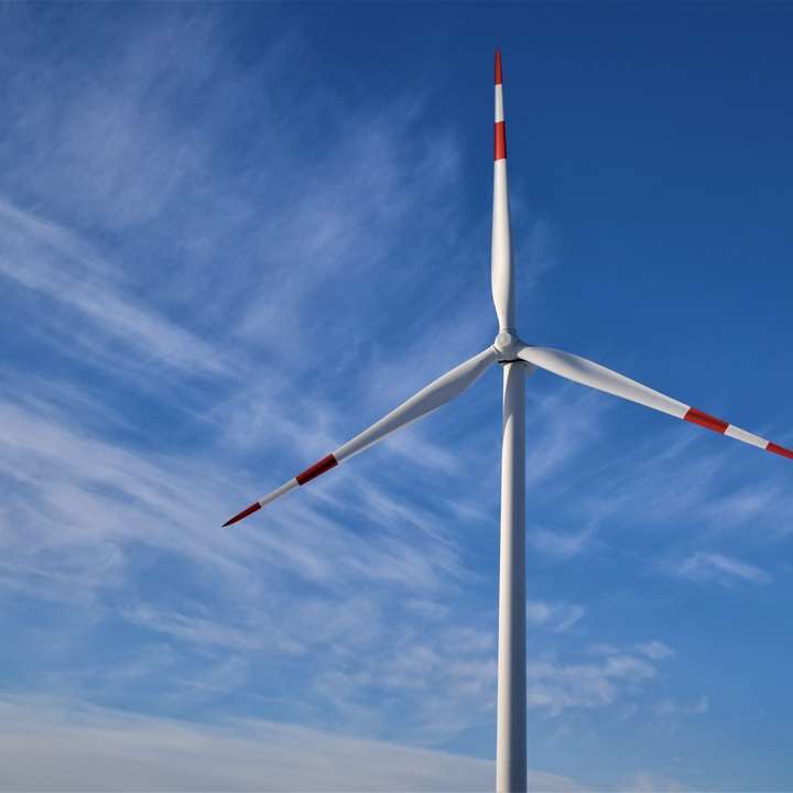bílá větrná turbína pod modrou oblohou během dne online puzzle