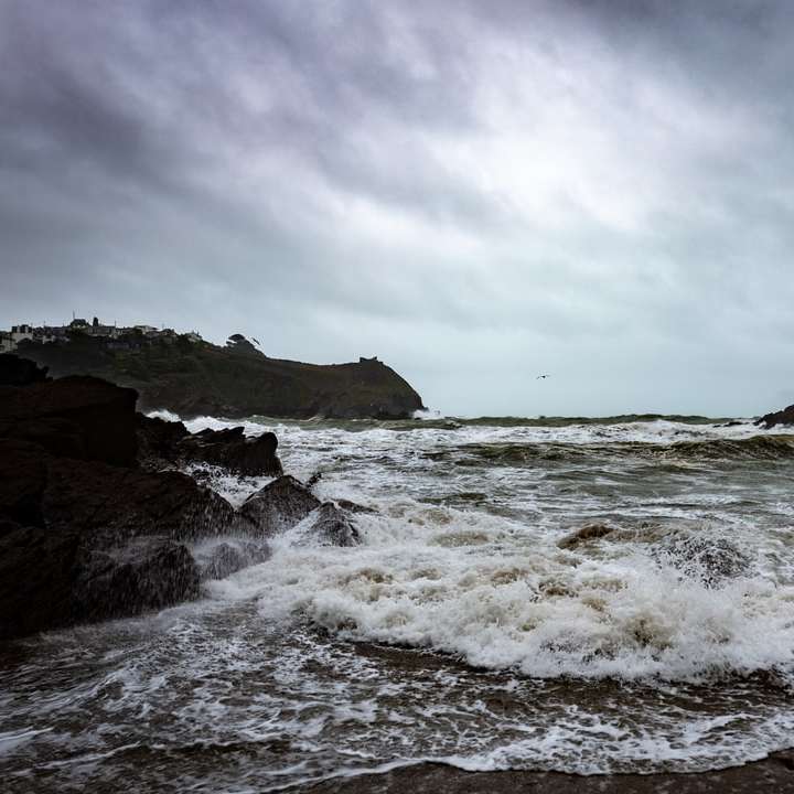 океански вълни, блъскащи се на брега през деня плъзгащ се пъзел онлайн