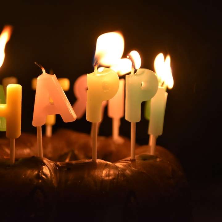 zapálené svíčky na hnědém dortu posuvné puzzle online