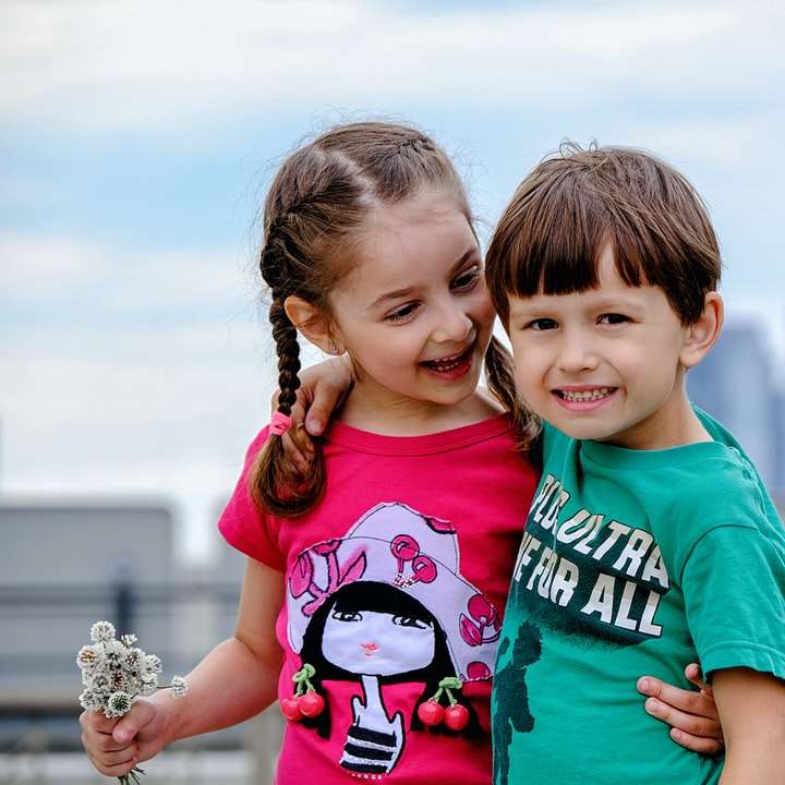2 filles en t-shirt à col rond vert puzzle coulissant en ligne