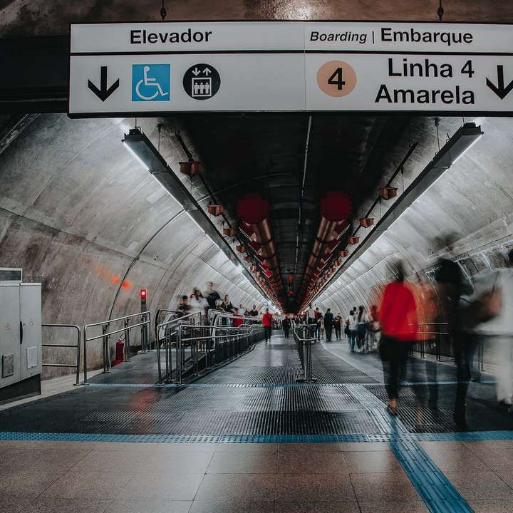 gente caminando en la estacion de tren rompecabezas en línea