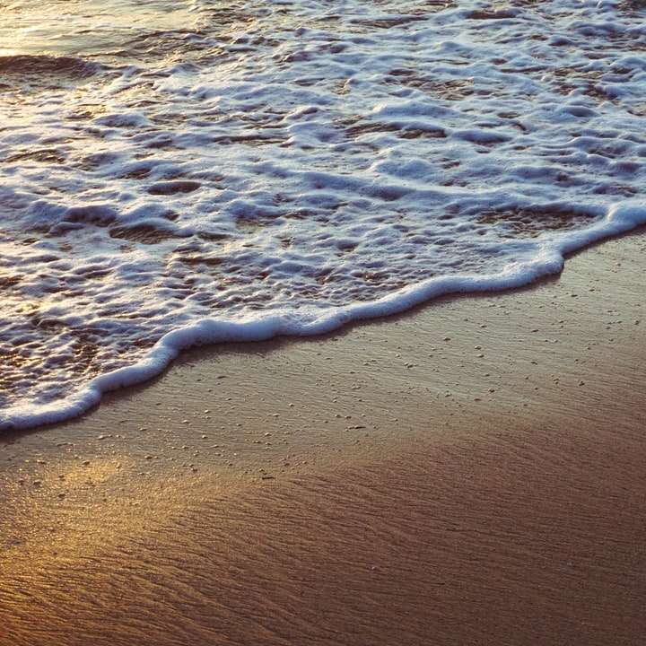 морски вълни, блъскащи се на брега през деня плъзгащ се пъзел онлайн