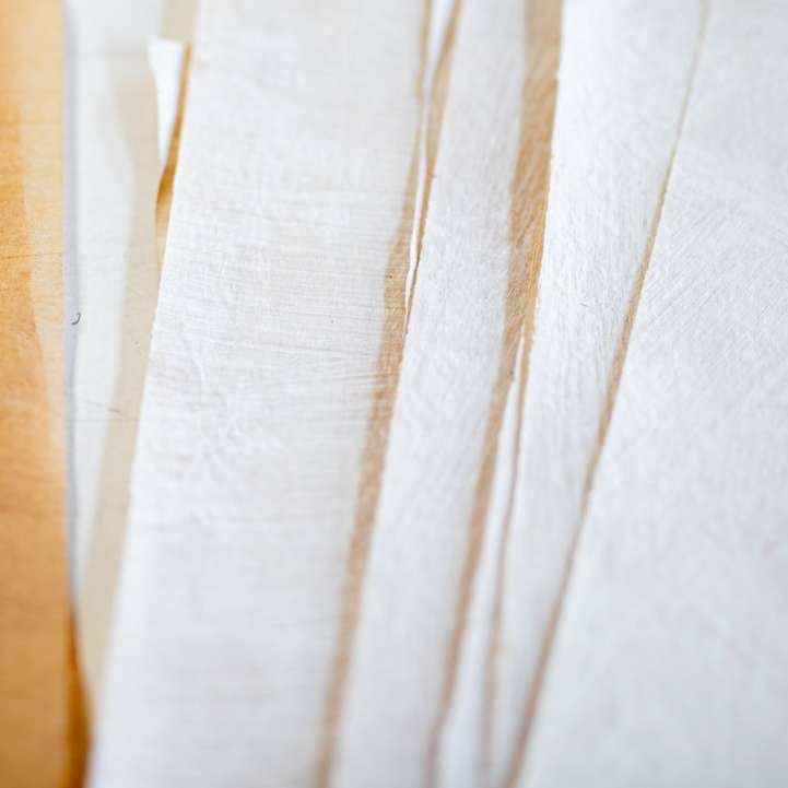 білий папір на коричневий дерев'яний стіл онлайн пазл