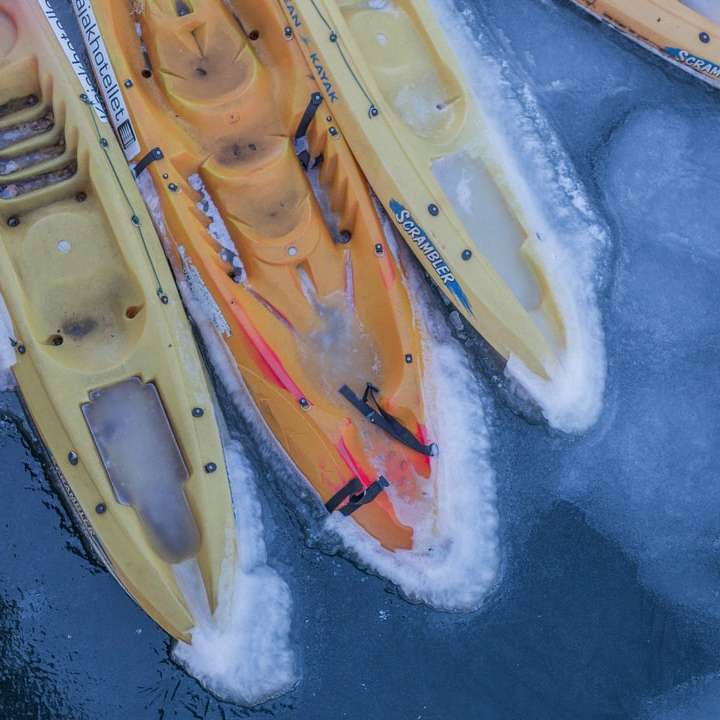 kayak amarillo sobre agua azul rompecabezas en línea