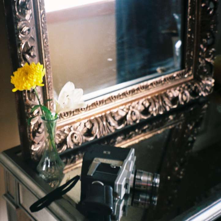 fleur jaune sur vase en verre clair puzzle en ligne