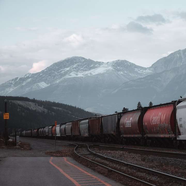 красно-серый поезд на железной дороге в дневное время онлайн-пазл