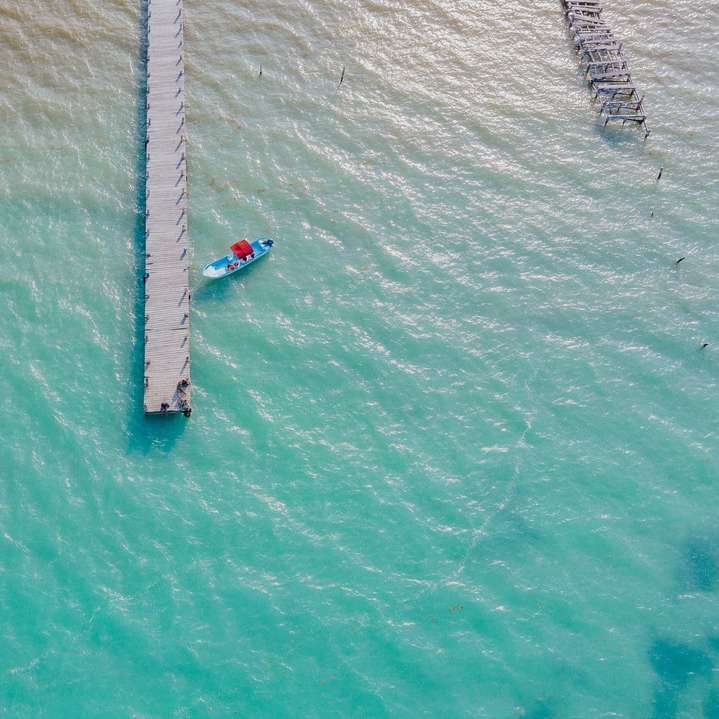 luchtfoto van 2 personen die overdag op de boot op zee rijden online puzzel