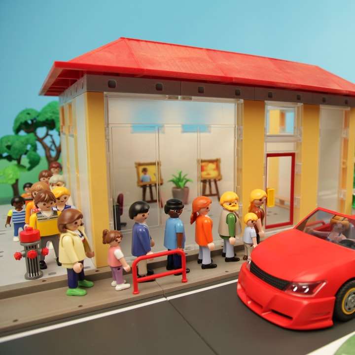 coupé ferrari rossa parcheggiata accanto all'edificio giallo e rosso puzzle scorrevole online