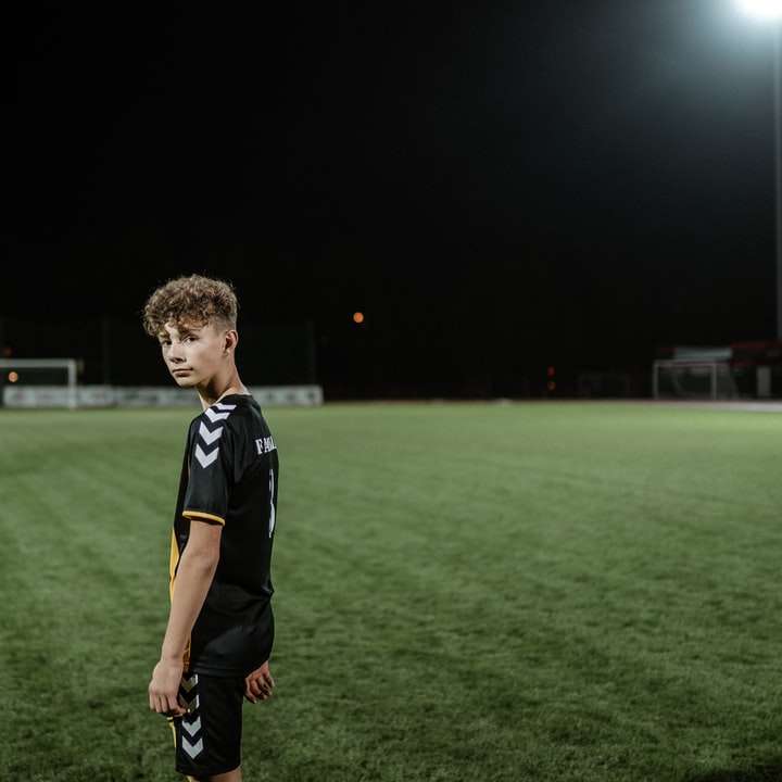 pojke i svartvitt adidas fotbollströja Pussel online