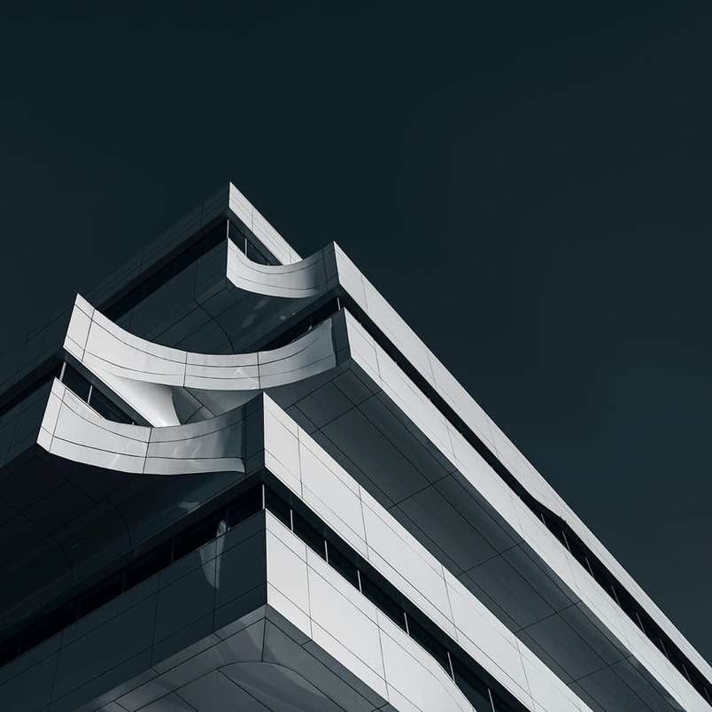 edificio in cemento bianco durante la notte puzzle online