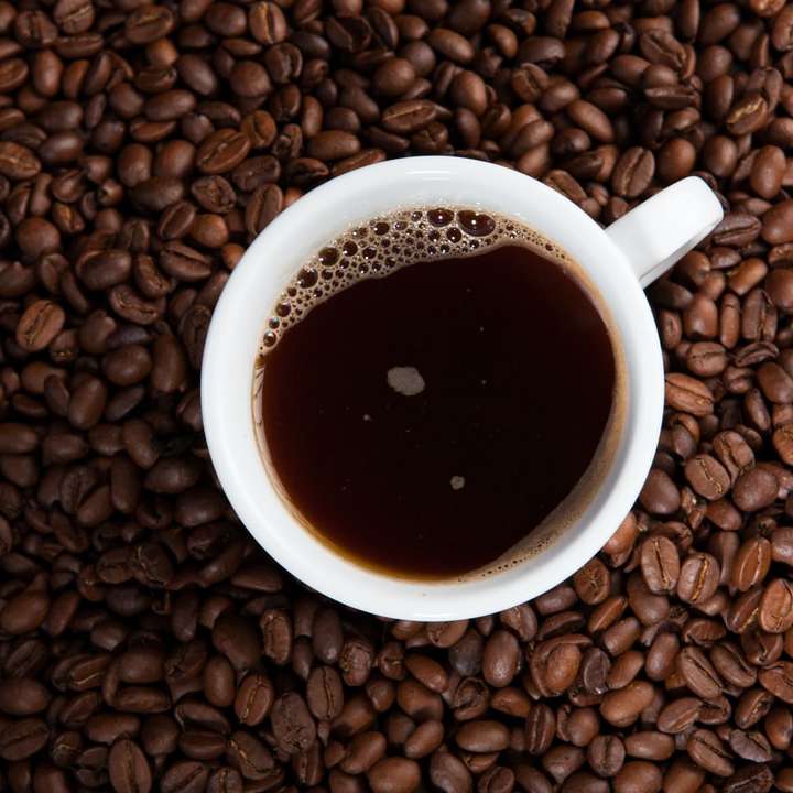 コーヒー豆の白いセラミックマグ オンラインパズル