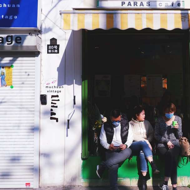 pessoas sentadas em banco de concreto verde puzzle online