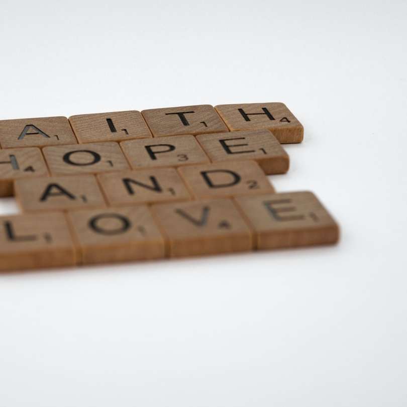 blocchi di puzzle in legno marrone sulla superficie bianca puzzle scorrevole online