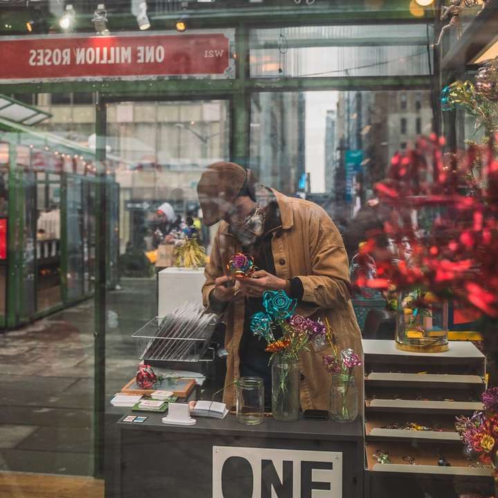 Mann in brauner Jacke, der vor Laden steht Schiebepuzzle online