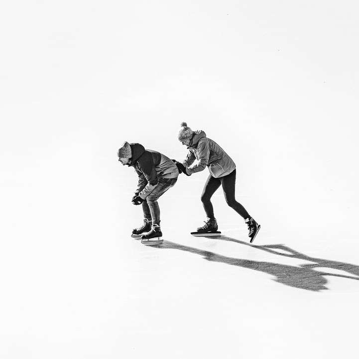 2 hommes jouant à la planche à roulettes sur un sol couvert de neige blanche puzzle en ligne
