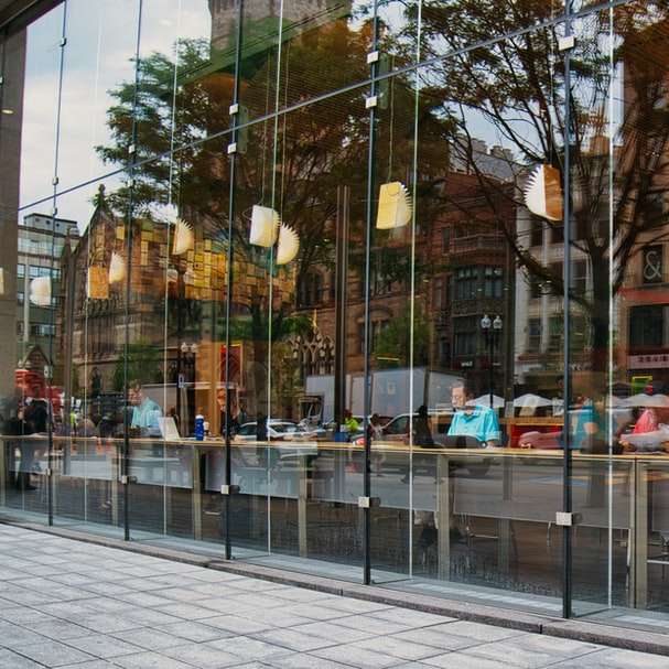 lidé sedí na lavičce poblíž budovy během dne online puzzle