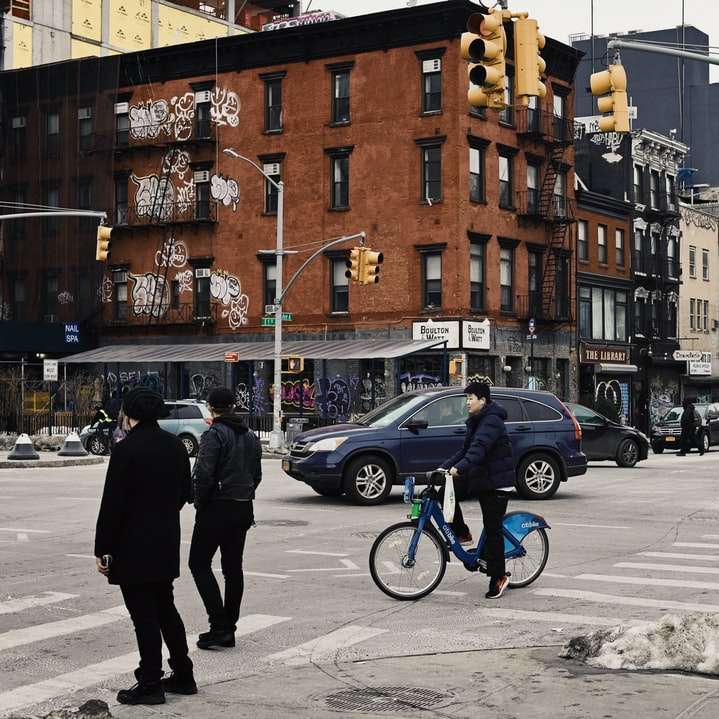 Mann in schwarzer Jacke und schwarzer Hose geht auf Bürgersteig Schiebepuzzle online