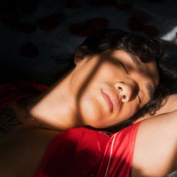 kobieta w czerwonym i białym podkoszulku bez rękawów, leżąc na łóżku puzzle online