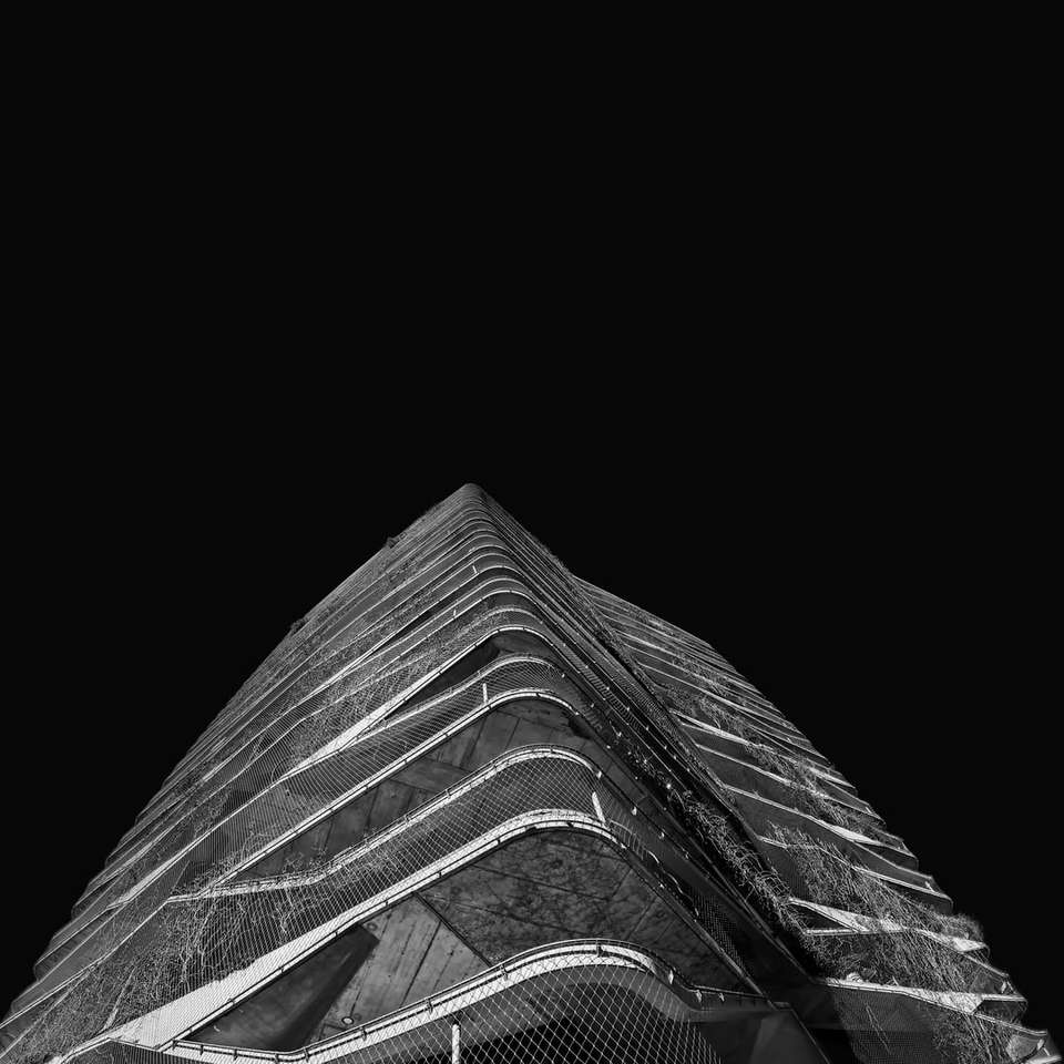 foto em preto e branco de prédio alto puzzle deslizante online