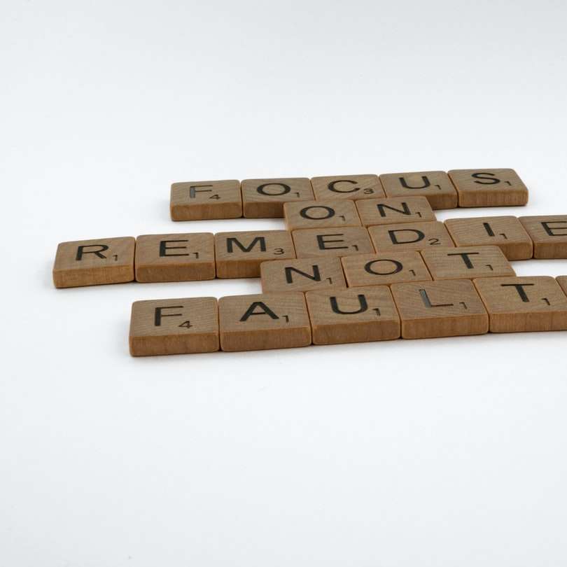 коричневые деревянные блоки на белой поверхности онлайн-пазл