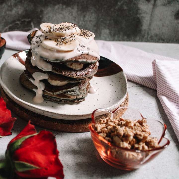 chokladkaka på den vita keramiska plattan glidande pussel online